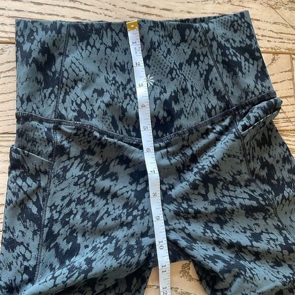 Athleta Salutation Stash Pocket II Printed 7/8 Tight Leggings in Petro XS TP - Picture 8 of 9